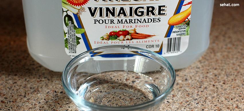 vineger nails fungal infection can be treated><br></p><p>By soaking the hands or feet in white vinegar or apple cider vinegar dilutedin water for about 30 minutes each day, the fungal organisms that cause white spots will be killed due to the acetic acid content in vinegar.</p><br><h3>Tea tree oil:</h3><p>Tea tree oil also has anti-fungal components and works to destroy toenail fungus. For best results, it should be applied on the affected toenails after they have been soaked for about 10 minutes.</p><br><h3>Ointments:</h3><p>Camphor or menthol ointments help kill all fungal infections since they can penetrate the surface of the nails. When applied daily and dried before wearing socks will help to cure white spots.</p><br><h3>Hydrogen Peroxide:</h3><p>With hydrogen peroxide, nail cells and tissues can be renewed. By dipping cotton balls in hydrogen peroxide twice a day and rubbed on the affected areas, this fungal infection can be treated.</p><br><h3>Coconut Oil:</h3><p>Coconut oil too comes with antifungal attributes that make it good for eliminating nail fungus. This oil is applied on the affected areas three times a day to get rid of white spots on nails.</p><img src=